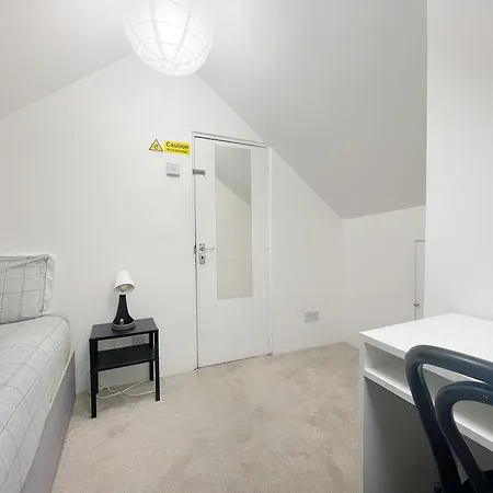 Large Cosy 15min From London