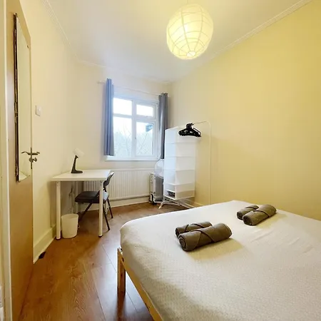 Large Cosy 15min From Homestay