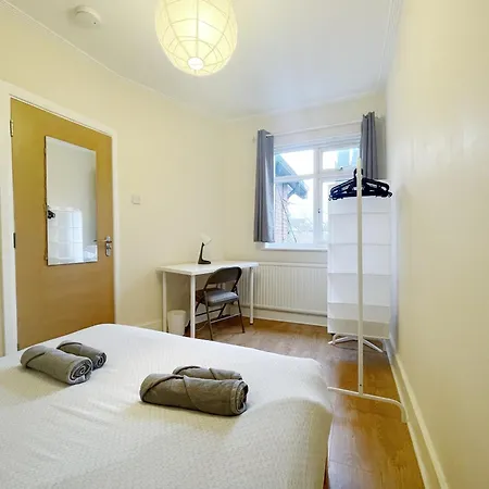 Large Cosy 15min From *
