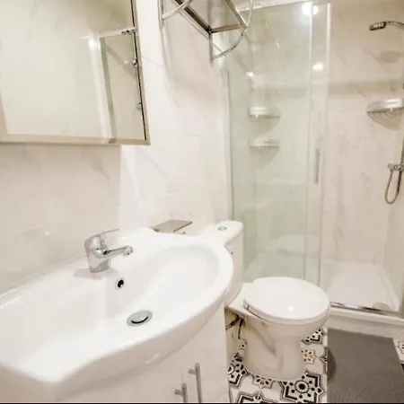 Large Cosy 15min From Homestay London