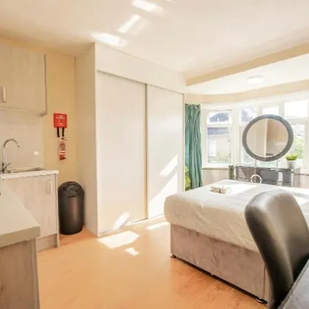 Large Cosy 15min From Homestay