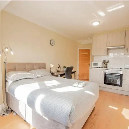 Large Cosy 15min From Homestay *