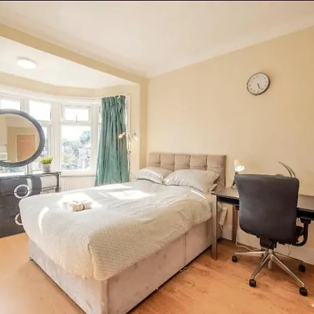 Large Cosy 15min From * London