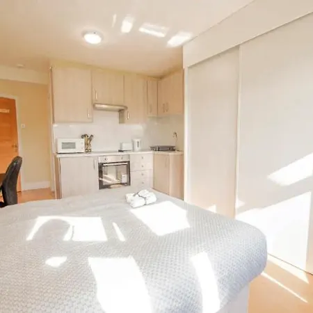 Large Cosy 15min From London