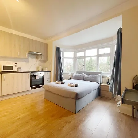 Large Cosy 15min From Homestay