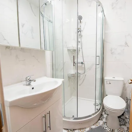 Large Cosy 15min From
