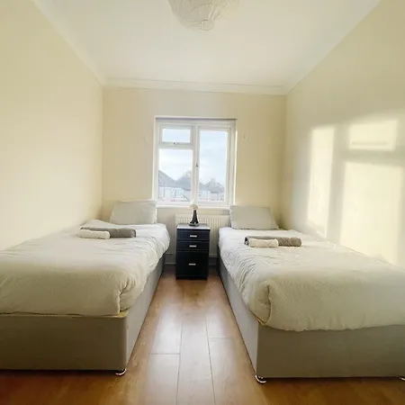 Homestay Large Cosy 15min From London