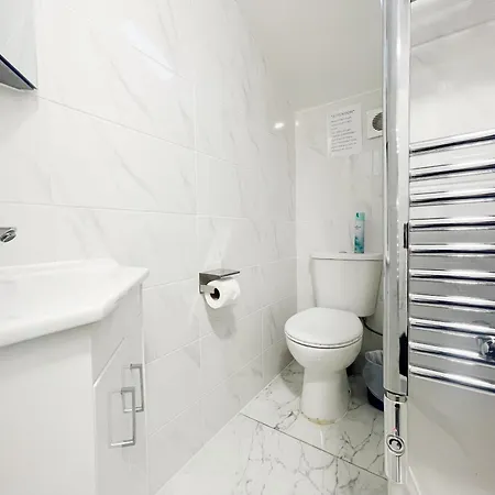 Large Cosy 15min From Homestay