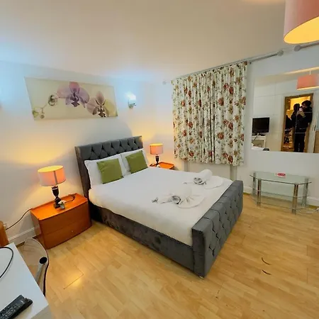Bright Budget Studio In Central