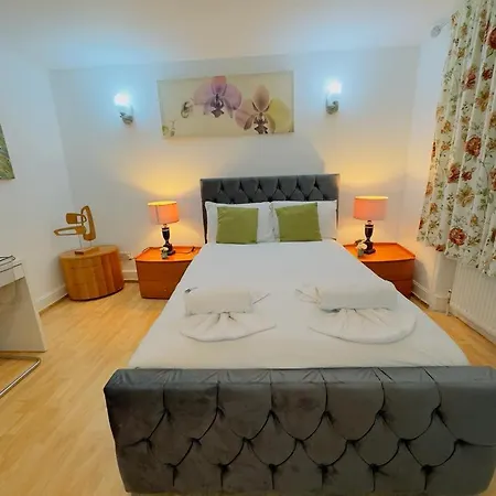 Bright Budget Studio In Central Apartment *