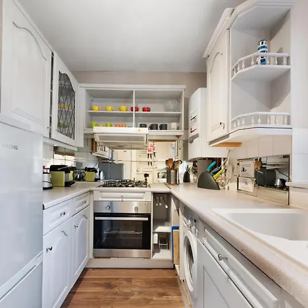 Flat 1 - 2 Bedrooms And Private Terrace Apartment *