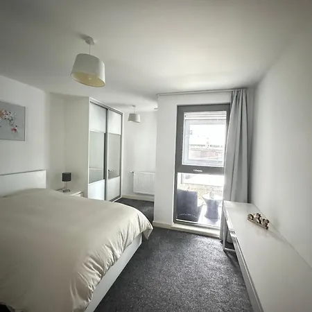 Urban Getaway * Brentford