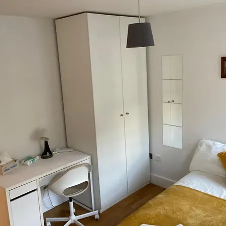 Lovely Private In Euston, * Londres