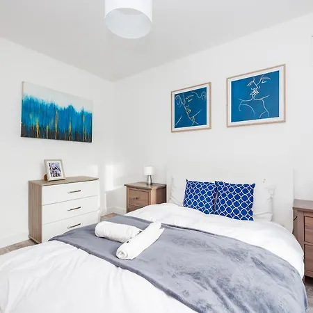 3 Bedroom Flat Near Old Street *