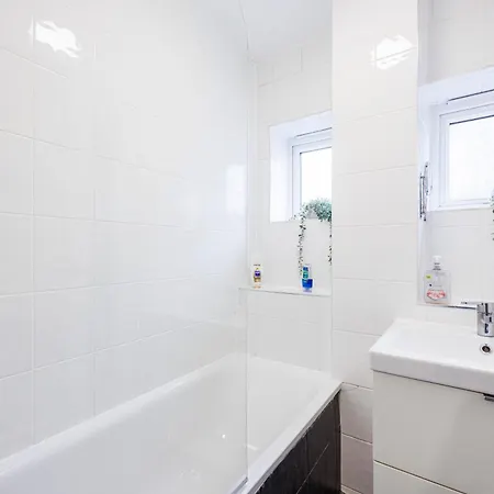 3 Bedroom Flat Near Old Street Apartment