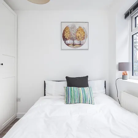 3 Bedroom Flat Near Old Street London