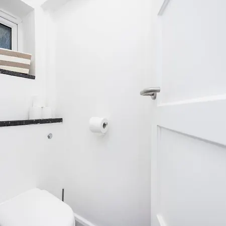 3 Bedroom Flat Near Old Street *