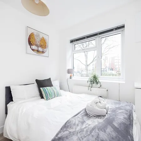 3 Bedroom Flat Near Old Street * London