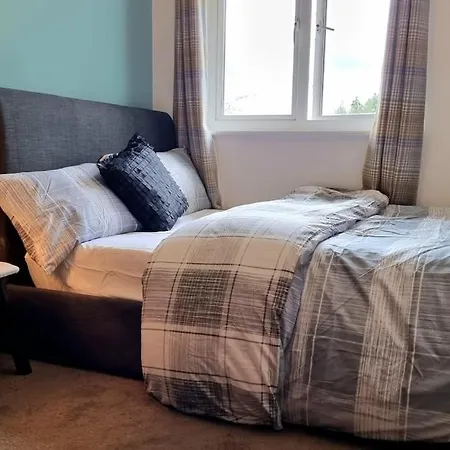 Specious Parkview Apartment, 4 Mins Walk To Underground Apartman