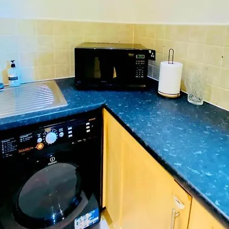 Specious Parkview Apartment, 4 Mins Walk To Underground * Ilford