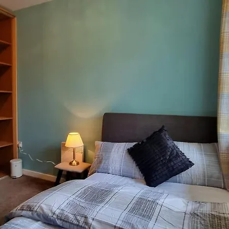 Specious Parkview Apartment, 4 Mins Walk To Underground Apartman *