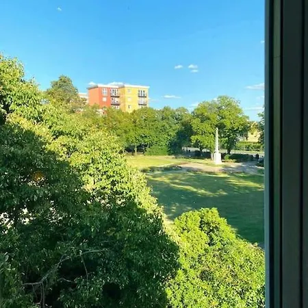 Specious Parkview Apartment, 4 Mins Walk To Underground * Ilford