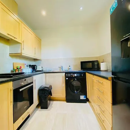 Specious Parkview Apartment, 4 Mins Walk To Underground Ilford