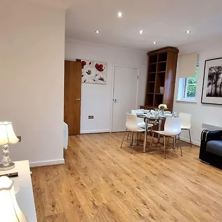 Specious Parkview Apartment, 4 Mins Walk To Underground Apartman