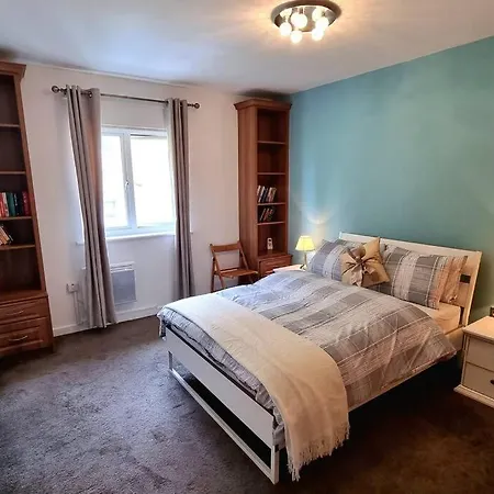 Specious Parkview Apartment, 4 Mins Walk To Underground Apartman *