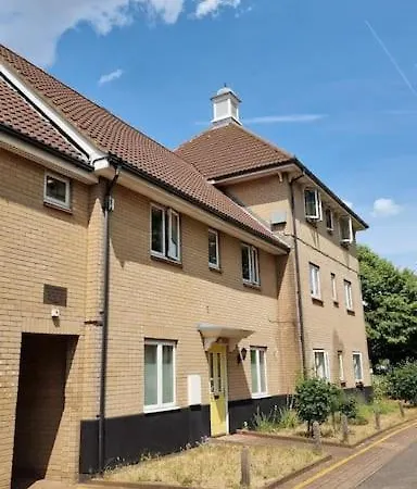 Specious Parkview Apartment, 4 Mins Walk To Underground * Ilford