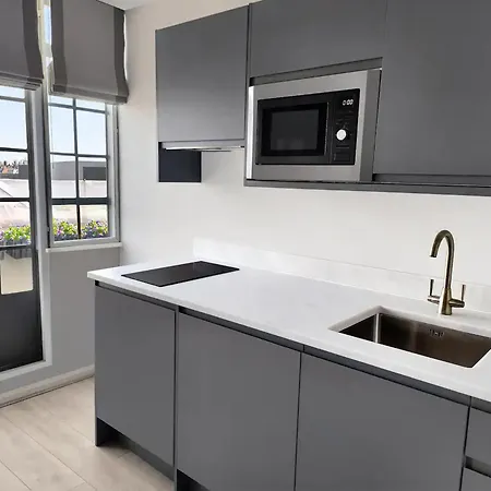 Chelsea Flat 10 Mins Harrods, Balcony, Gym, Air Conditioning *