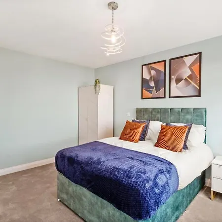 Deluxe 5 Bed House In London - Pool Table Holiday home
