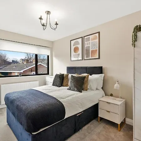 Deluxe 5 Bed House In London - Pool Table *