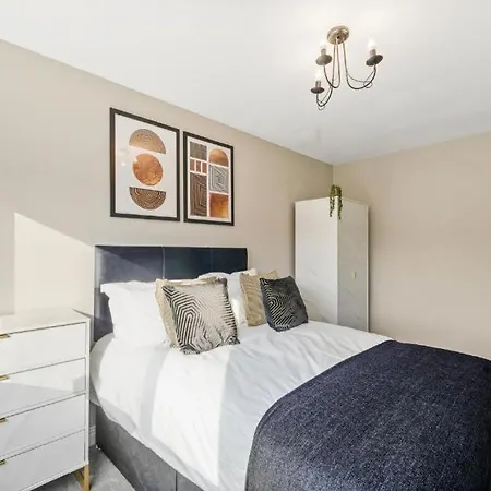 Deluxe 5 Bed House In London - Pool Table