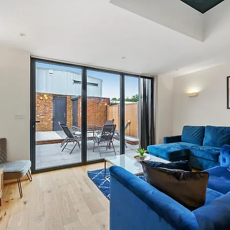 Deluxe 5 Bed House In London - Pool Table Holiday home *