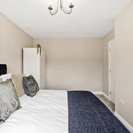 Deluxe 5 Bed House In London - Pool Table *