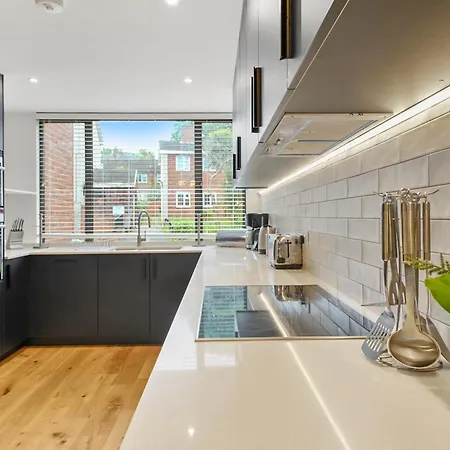 Deluxe 5 Bed House In London - Pool Table