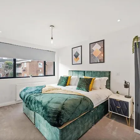 Deluxe 5 Bed House In London - Pool Table Holiday home *