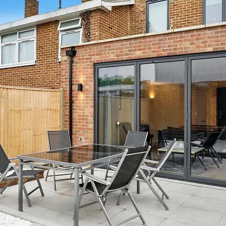Deluxe 5 Bed House In London - Pool Table Holiday home