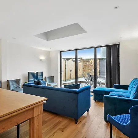 Deluxe 5 Bed House In London - Pool Table *