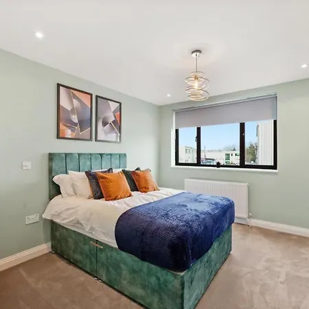 Deluxe 5 Bed House In London - Pool Table