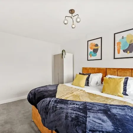 Deluxe 5 Bed House In London - Pool Table
