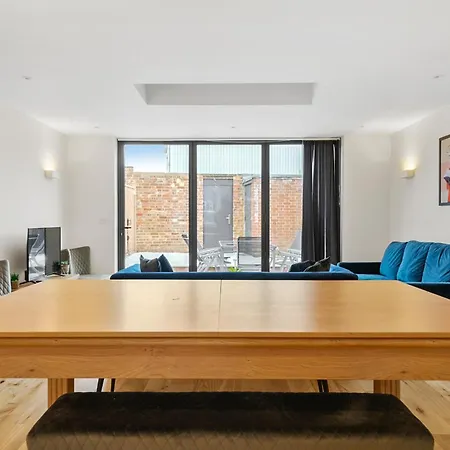 Deluxe 5 Bed House In London - Pool Table Holiday home *