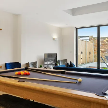 Holiday home Deluxe 5 Bed House In London - Pool Table