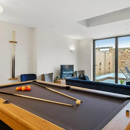 Deluxe 5 Bed House In London - Pool Table