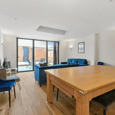 Deluxe 5 Bed House In London - Pool Table Holiday home *