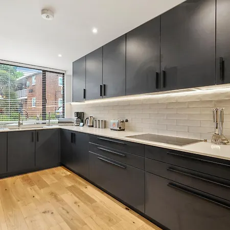 Deluxe 5 Bed House In London - Pool Table