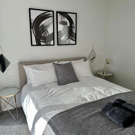 Spacious & Luxurious 2-bed In *