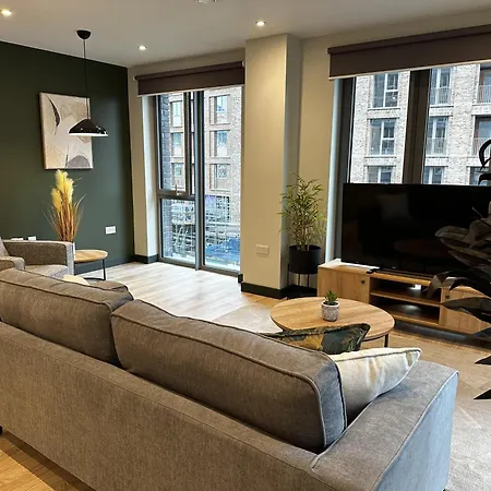 Spacious & Luxurious 2-bed In Apartment