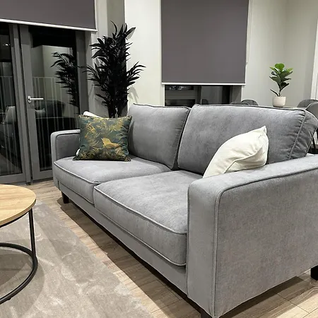 Spacious & Luxurious 2-bed In * London